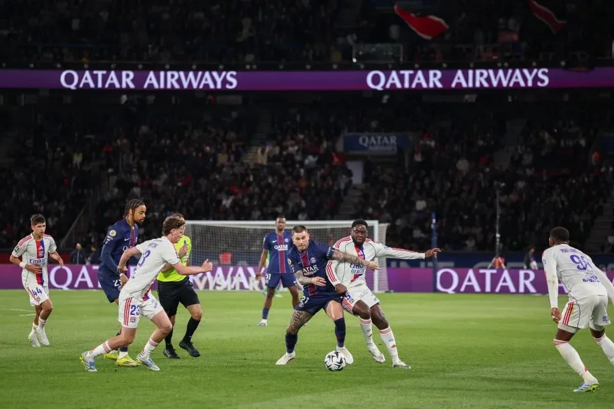 Players battling for the ball during PSG match