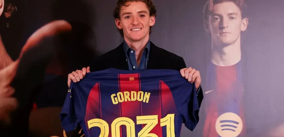 Player holding FC Barcelona jersey with 'GORDON' and '2031'