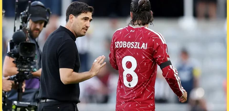Manager speaking to player Szoboszlai during match