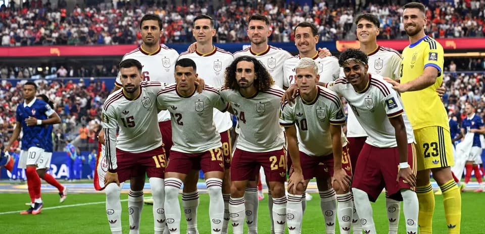 Spain national football team posing before match