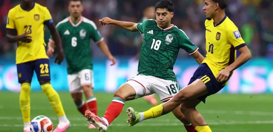 Mexico vs Ecuador players competing for the ball