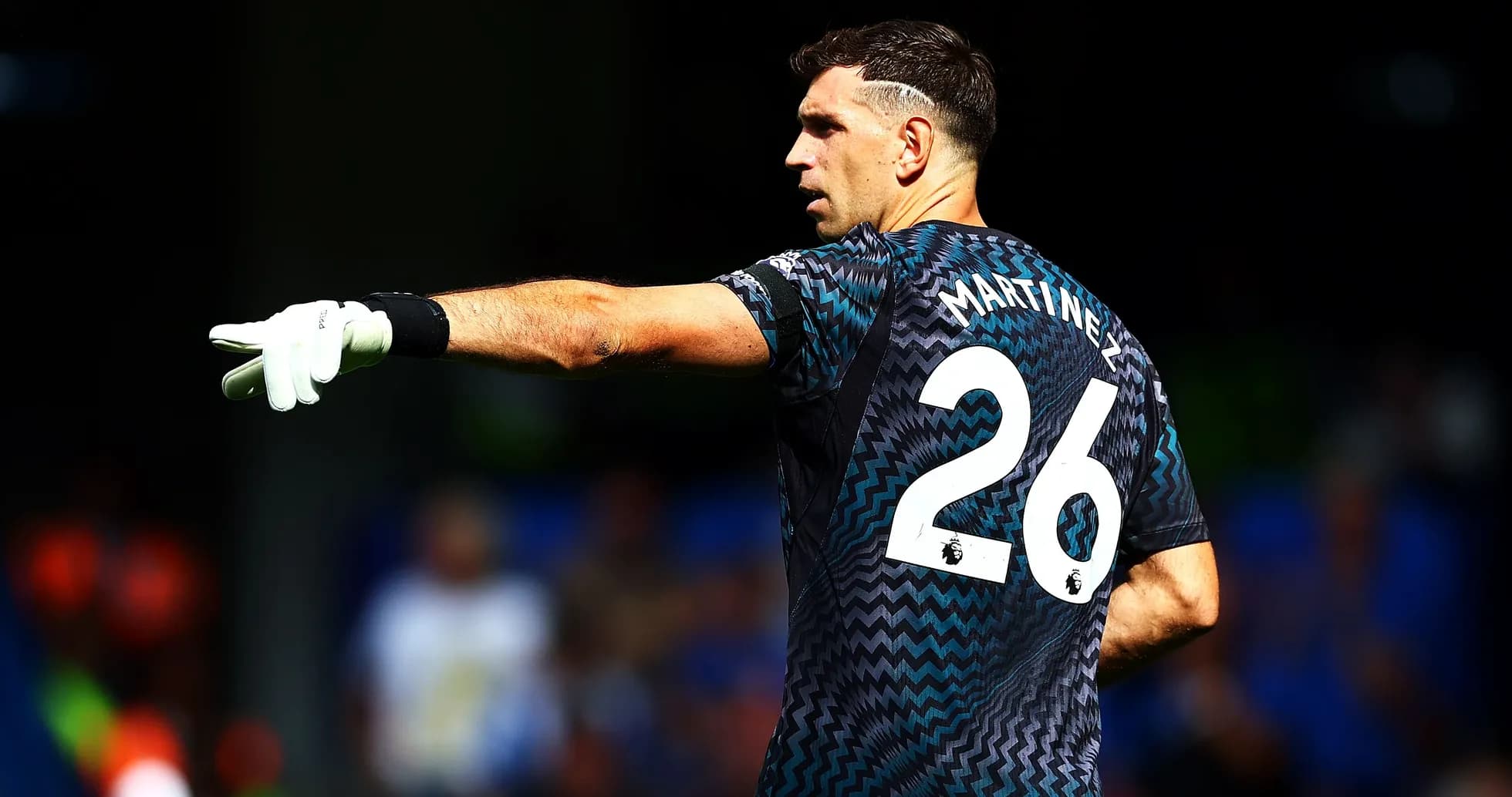 Goalkeeper signaling during a match