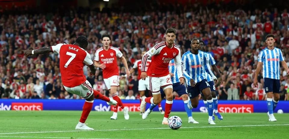 Bukayo Saka dribbling the ball during match action
