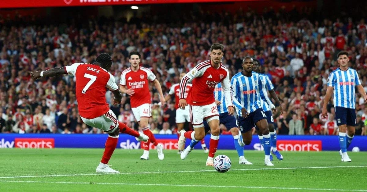 Bukayo Saka dribbling the ball during match action