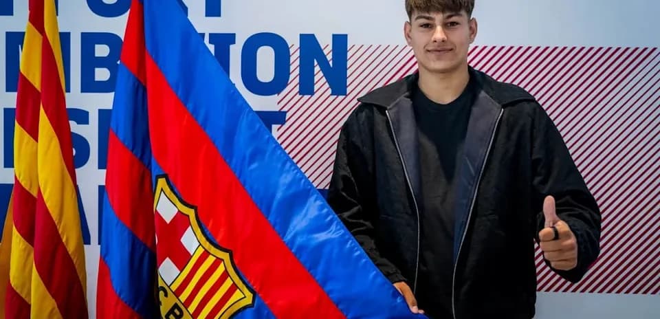 Player holding FC Barcelona flag during presentation