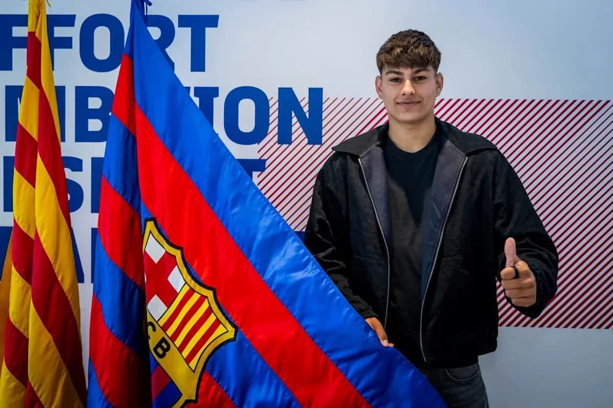 Player holding FC Barcelona flag during presentation