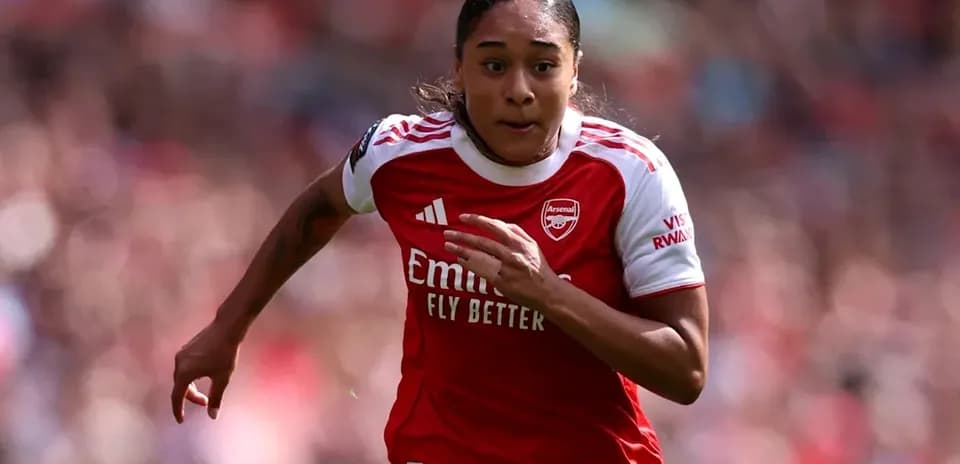 Player sprinting during an Arsenal match