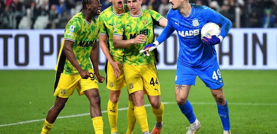 Sassuolo players celebrating with goalkeeper