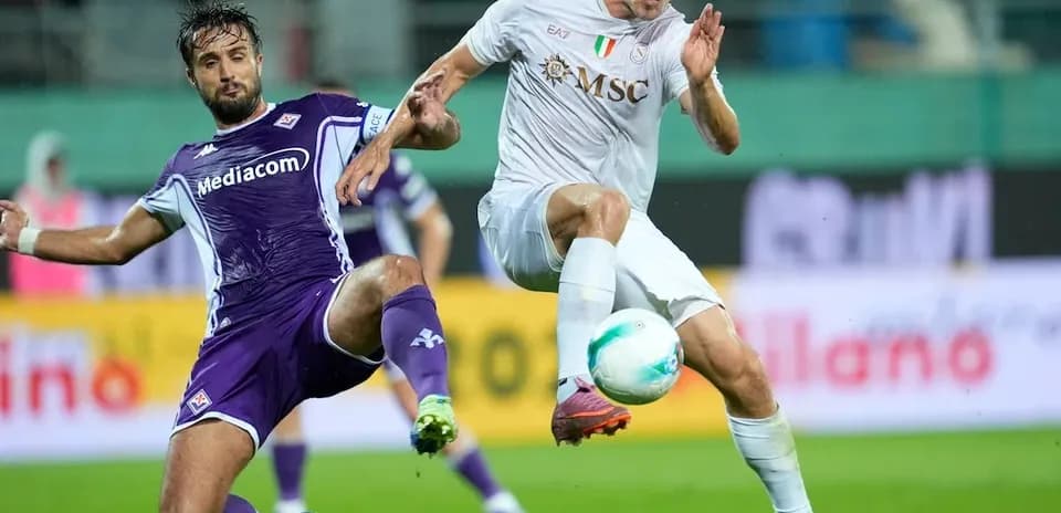 Fiorentina player tackling Napoli opponent