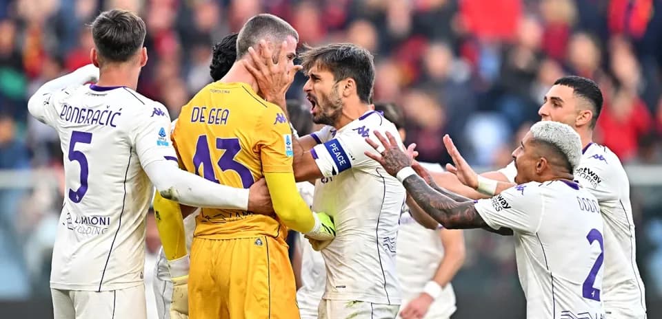 Fiorentina players celebrating with De Gea during match