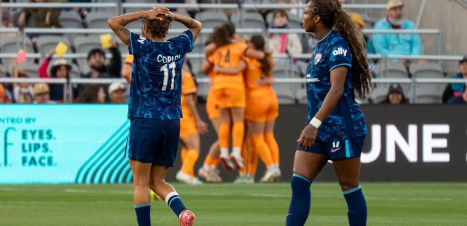 Players reacting during Houston Dash vs San Diego Wave match