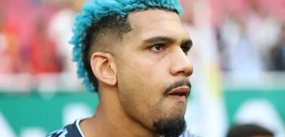 Player with blue hair preparing for match