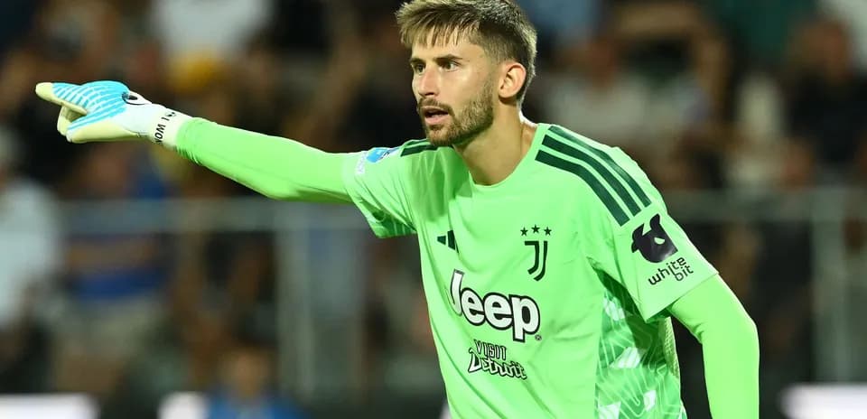 Goalkeeper gesturing during Juventus match action