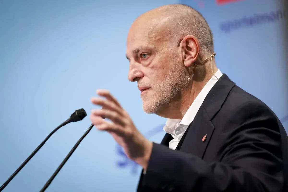 Speaker gesturing during a press conference