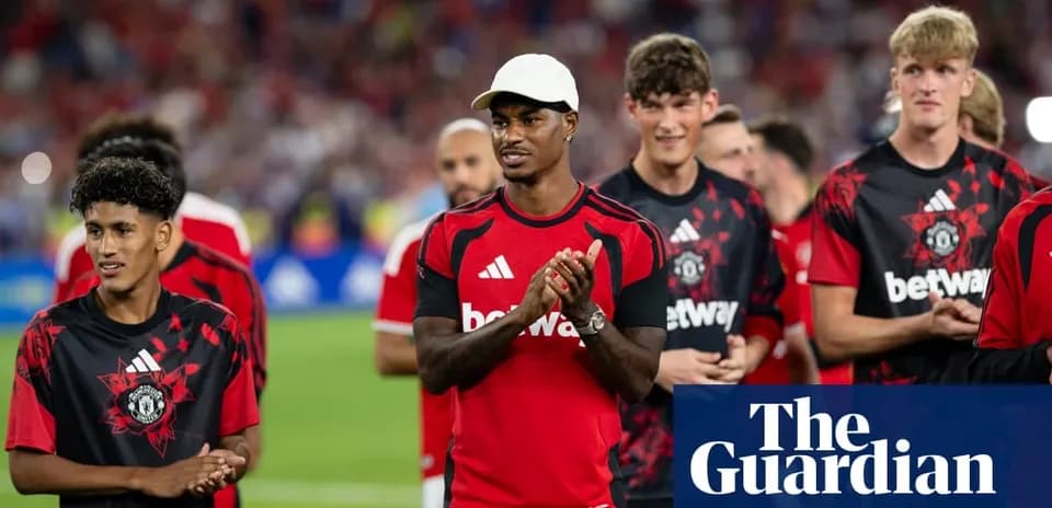 Manchester United players on the pitch before match