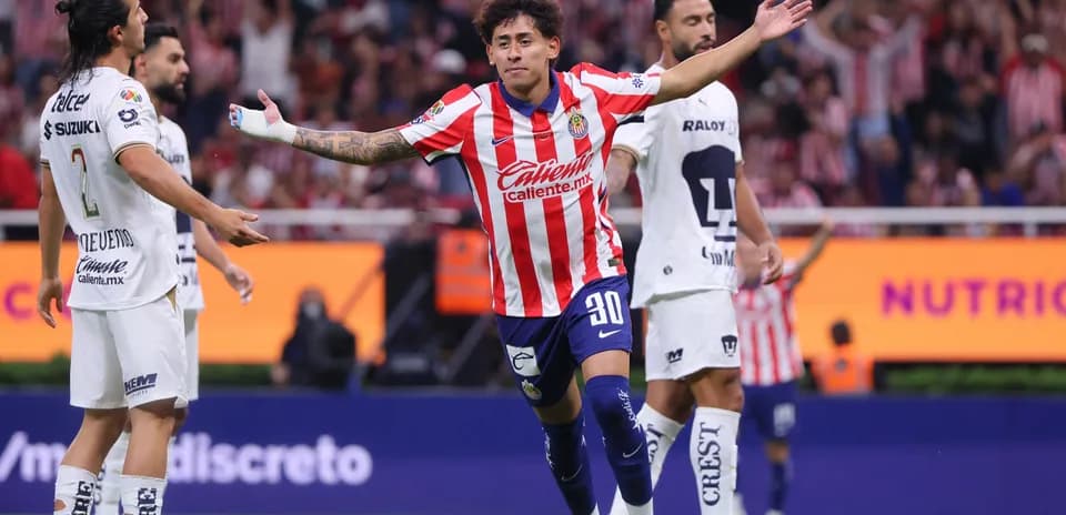 Chivas player celebrating goal against Pumas