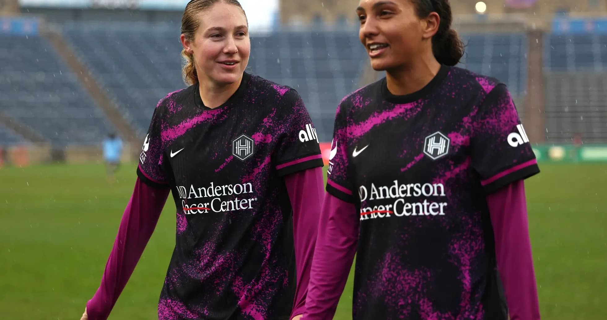 Houston Dash players walking on the field