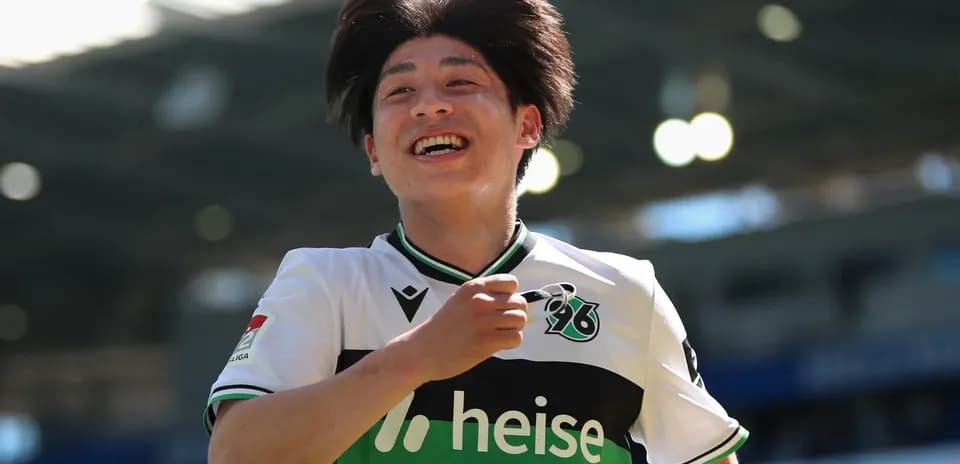 Player celebrating a goal in Hannover 96 jersey