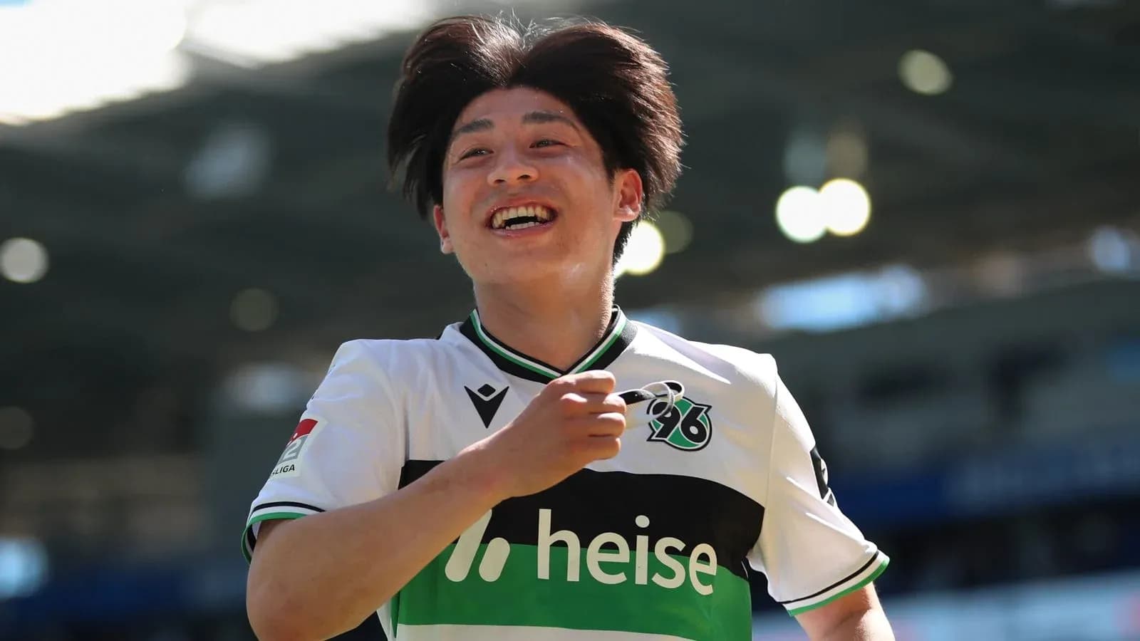 Player celebrating a goal in Hannover 96 jersey