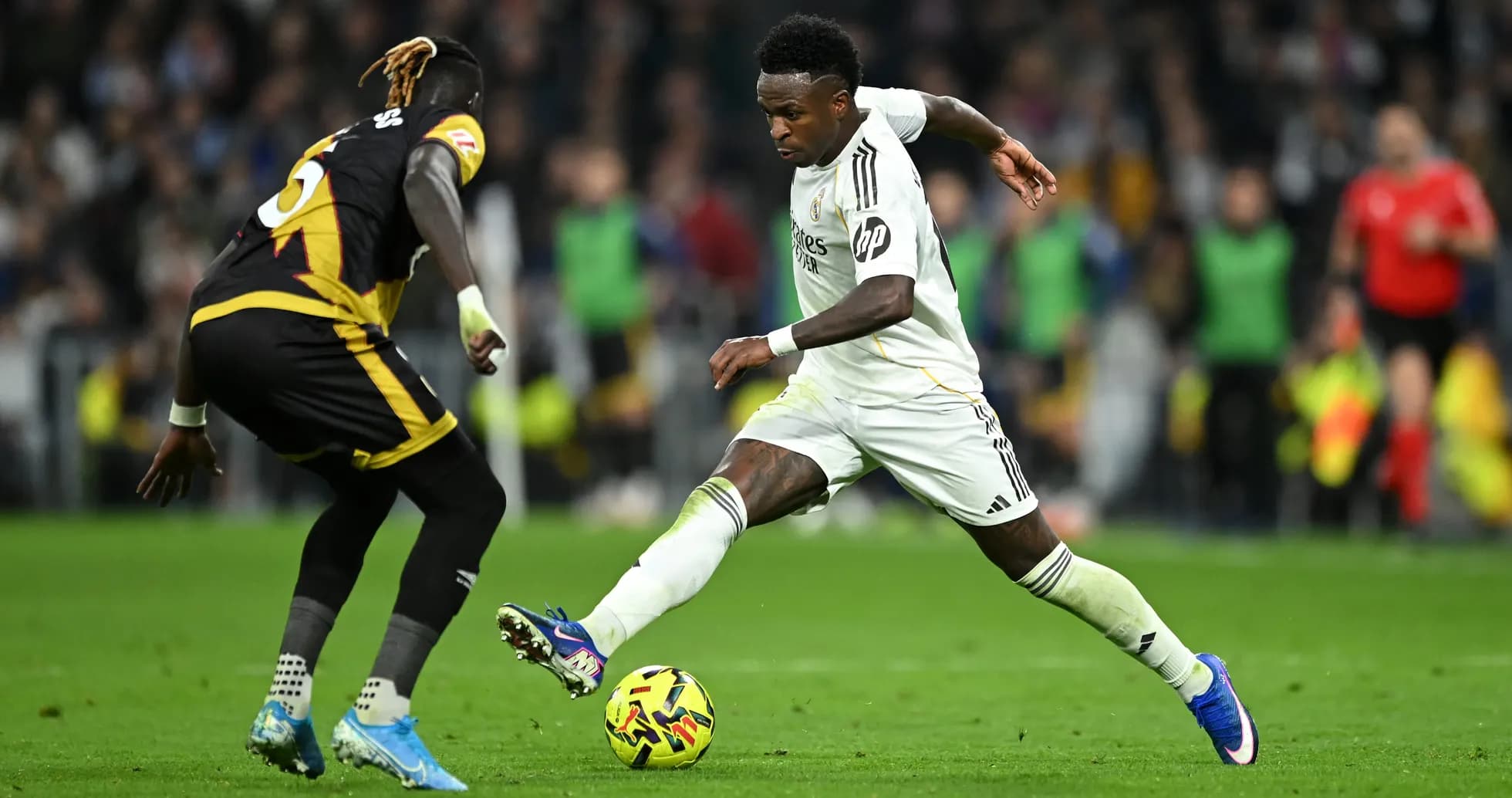 Vinicius Jr. dribbling past Rayo Vallecano player