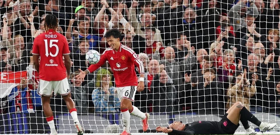 Manchester United players celebrating a goal in match