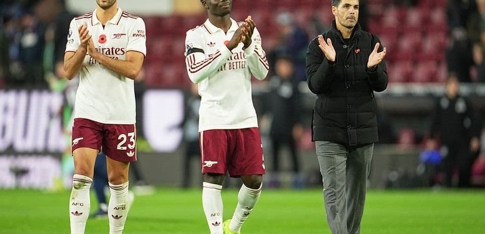 Arsenal players and coach applauding fans