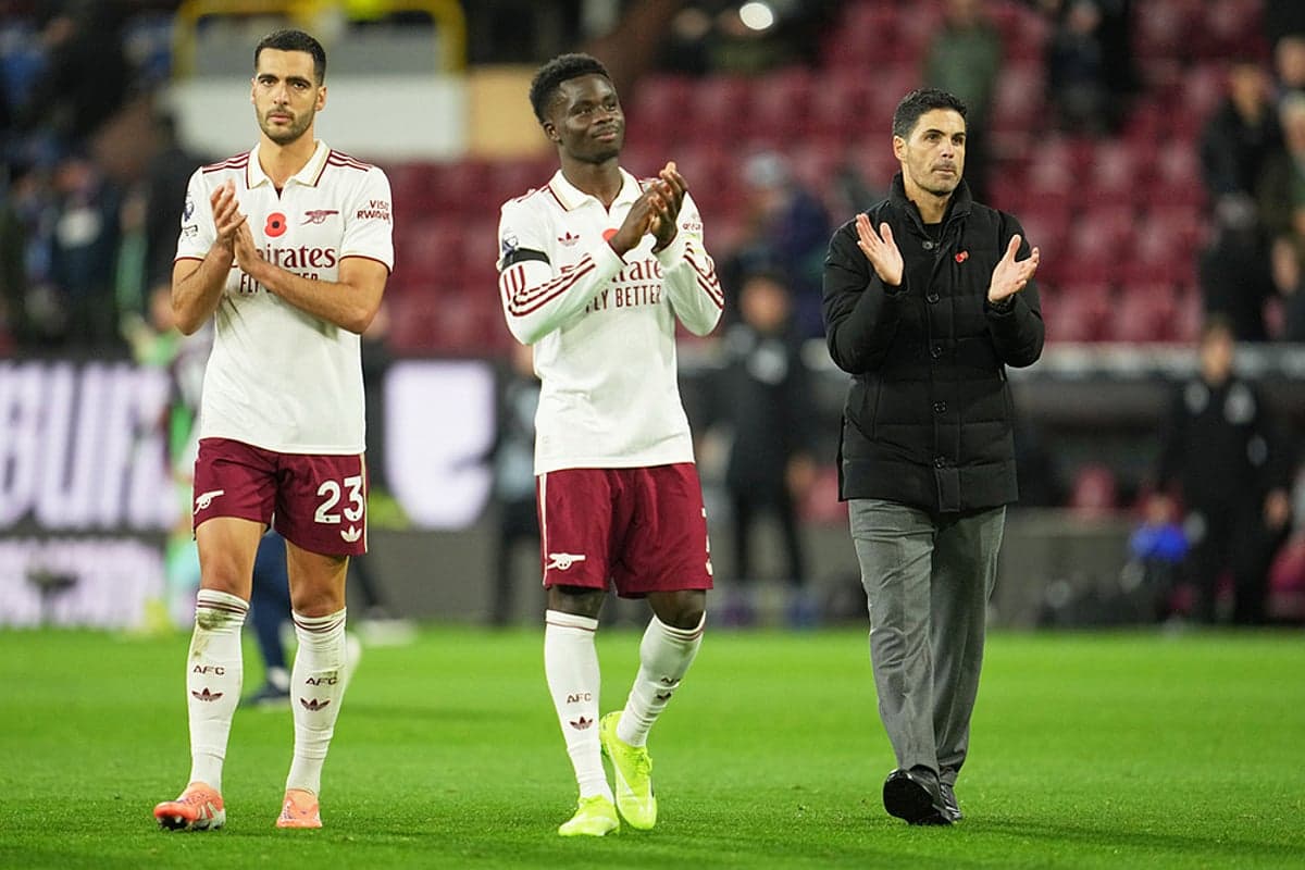Arsenal players and coach applauding fans