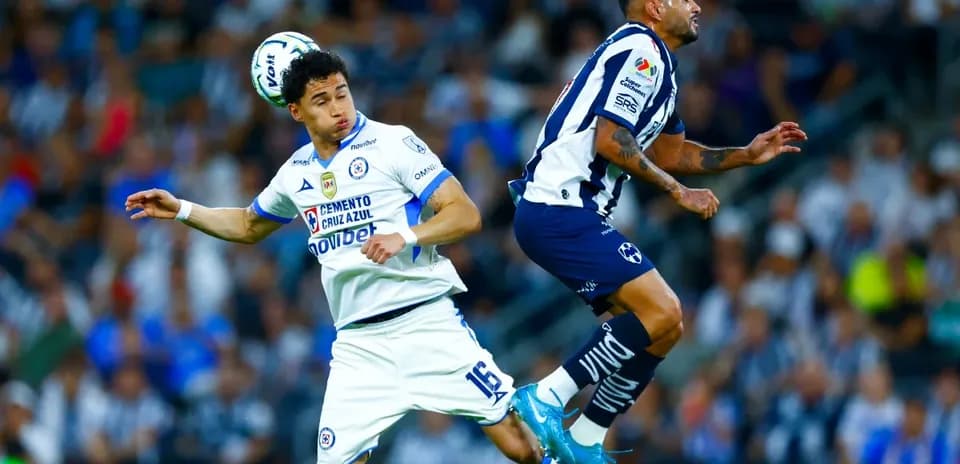 Monterrey player challenges Cruz Azul opponent for ball