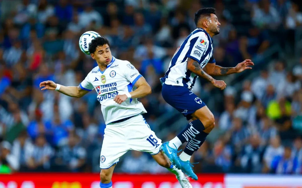 Monterrey player challenges Cruz Azul opponent for ball
