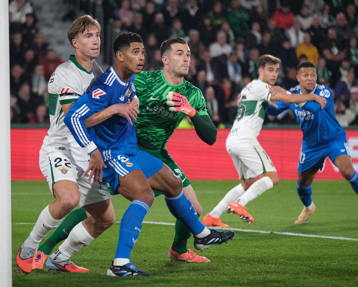 Players contesting for the ball during Elche match