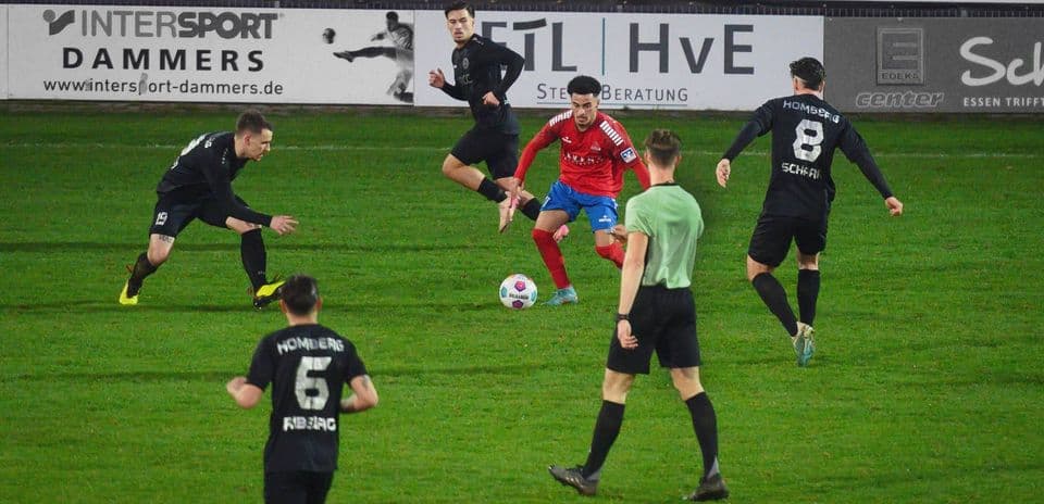 Homberg players challenging for the ball