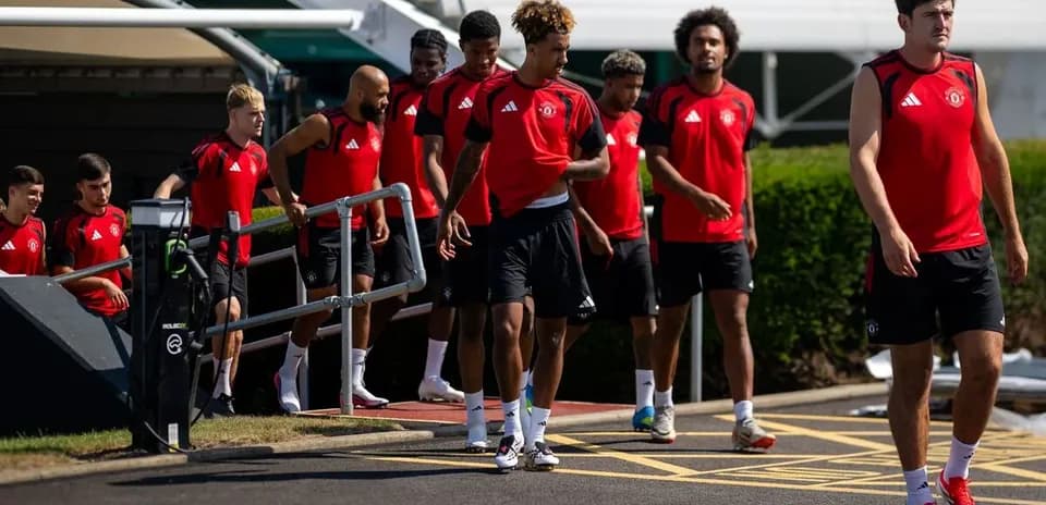 Manchester United players walking to training session
