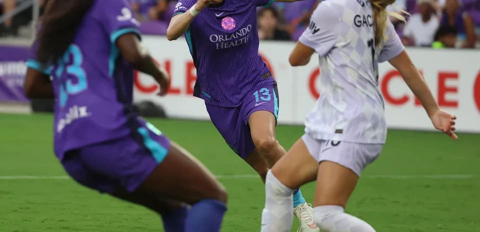 Orlando Pride player competing against Portland Thorns