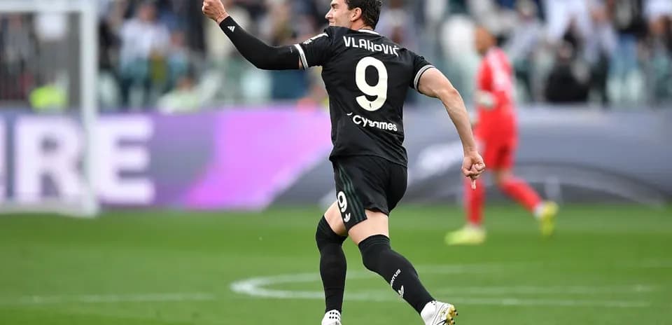 Vlahovic celebrating goal during Lecce vs Juventus match