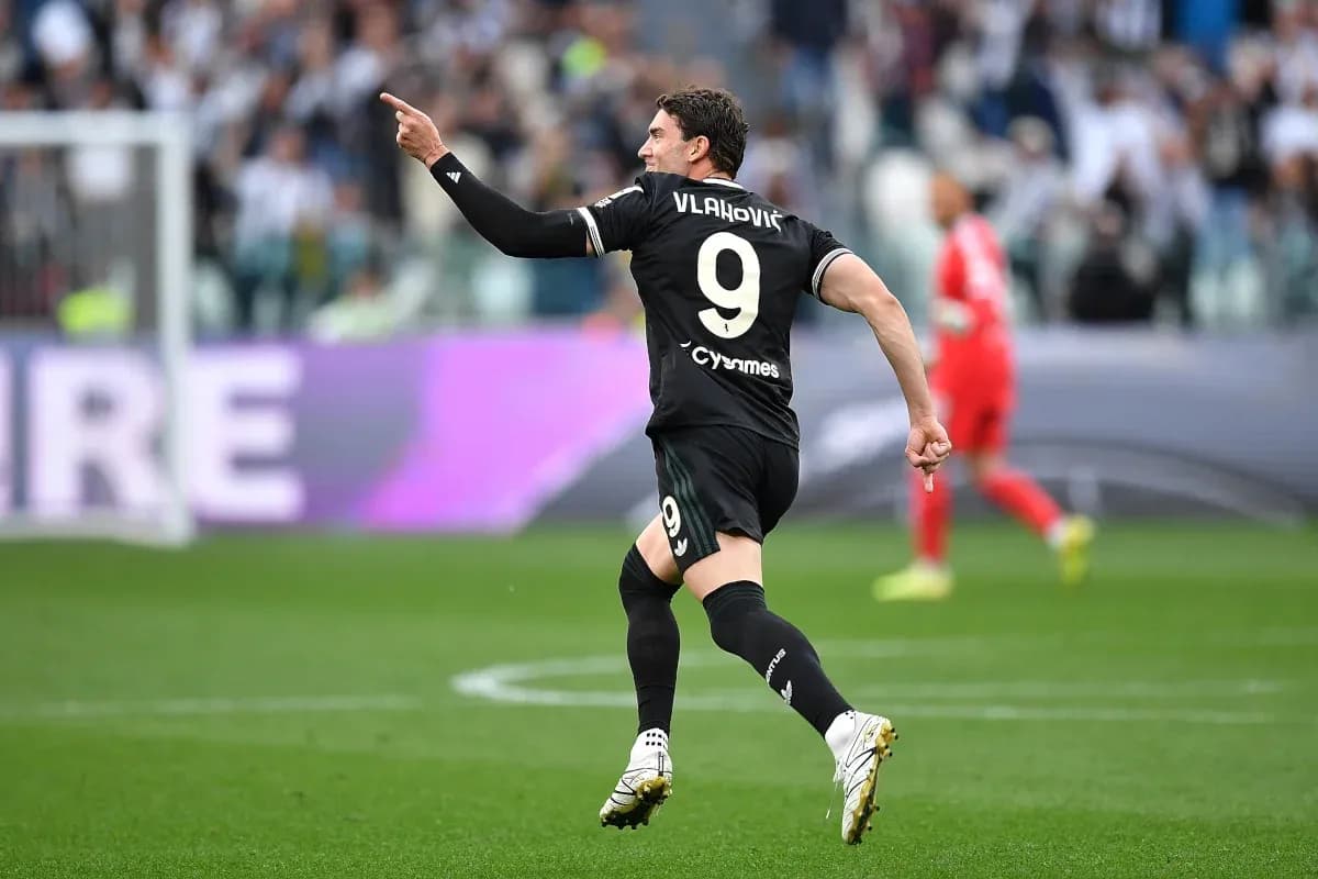 Vlahovic celebrating goal during Lecce vs Juventus match