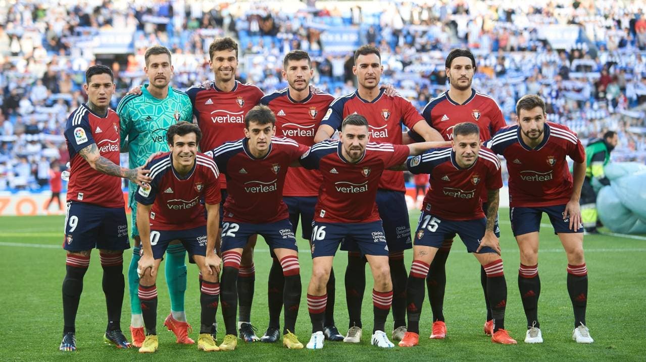 Osasuna players posing for team photo