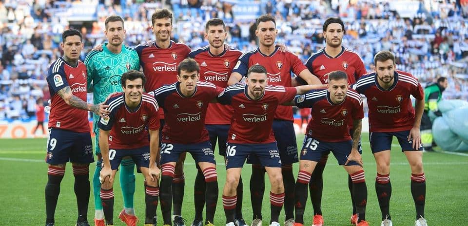 Osasuna players posing for team photo