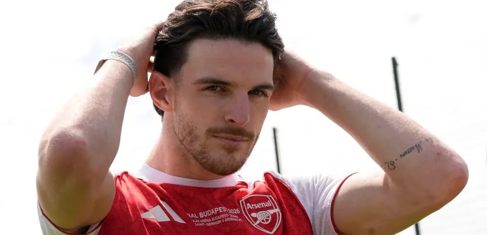 Player adjusting hair in Arsenal training kit