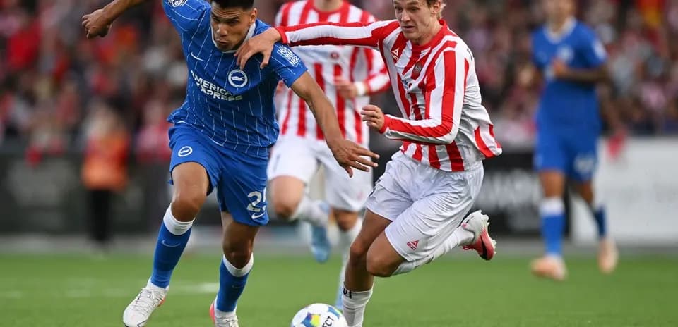 Player in blue being challenged by opponent in red