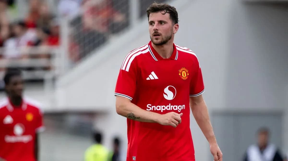 Player in red Manchester United kit on field