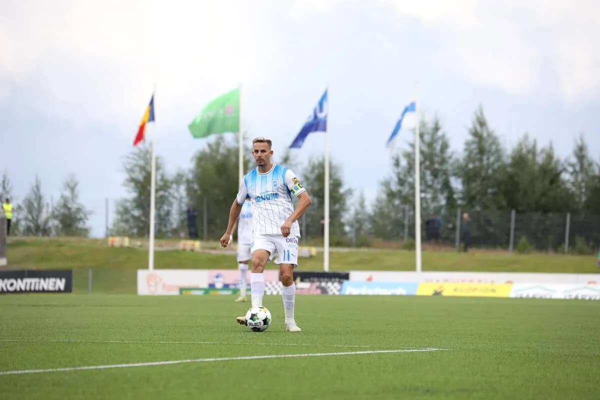 KuPS player preparing for a free kick