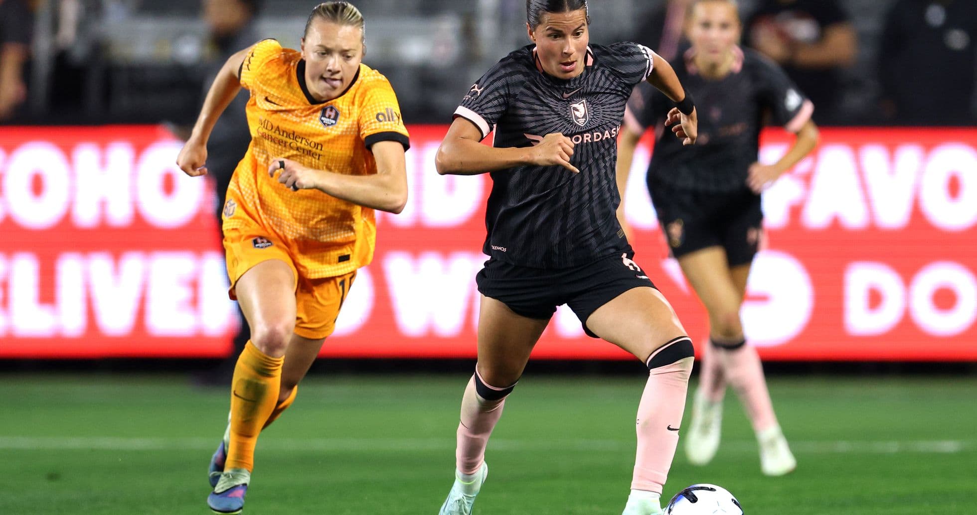 Houston Dash player dribbling the ball during match