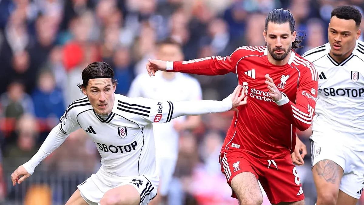Fulham and Liverpool players contesting for the ball