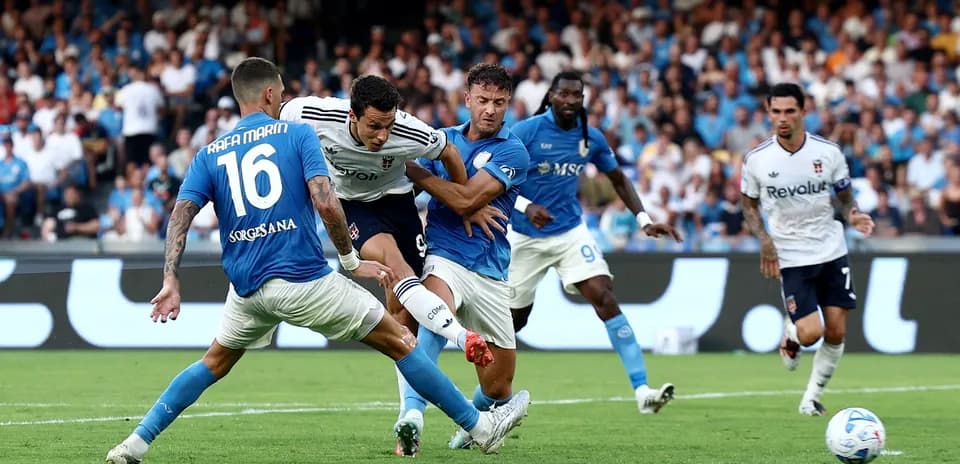 Players competing during Napoli vs Como match