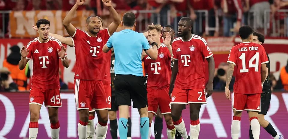 Bayern München players discussing with the referee