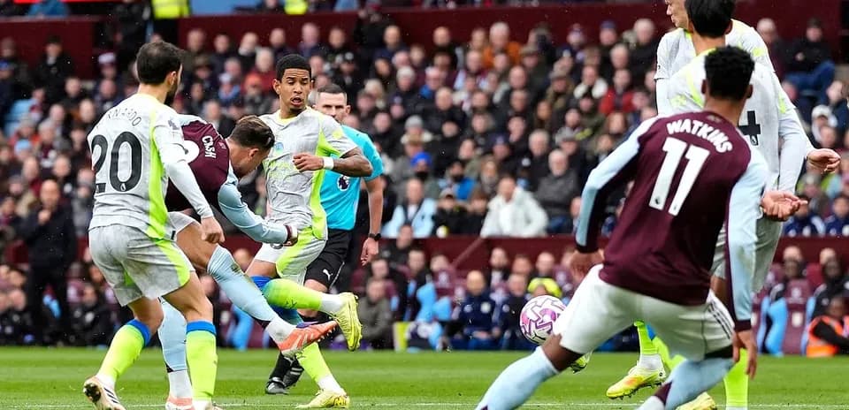 Players competing during Manchester City vs Aston Villa match