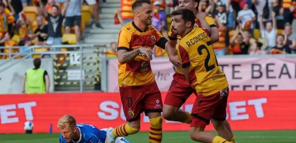 Jagiellonia players celebrating a goal
