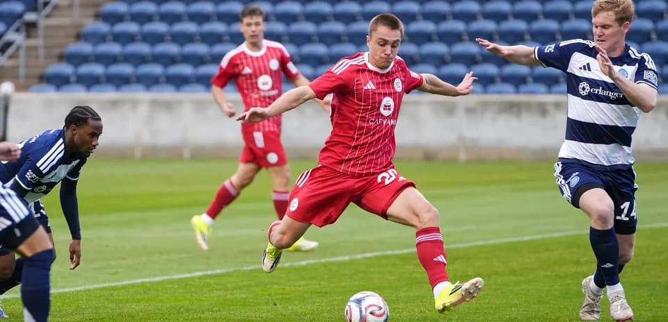 Chattanooga player dribbling against Chicago Fire II
