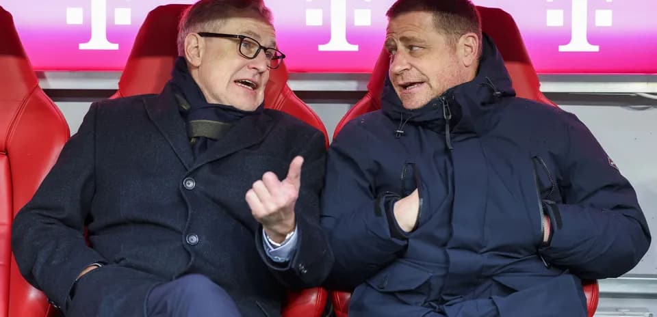 Two men talking on the bench during a match