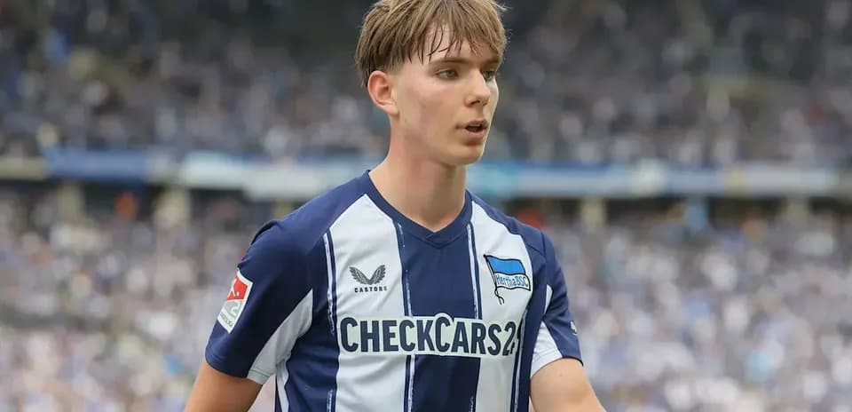 Player in Hertha BSC jersey during match